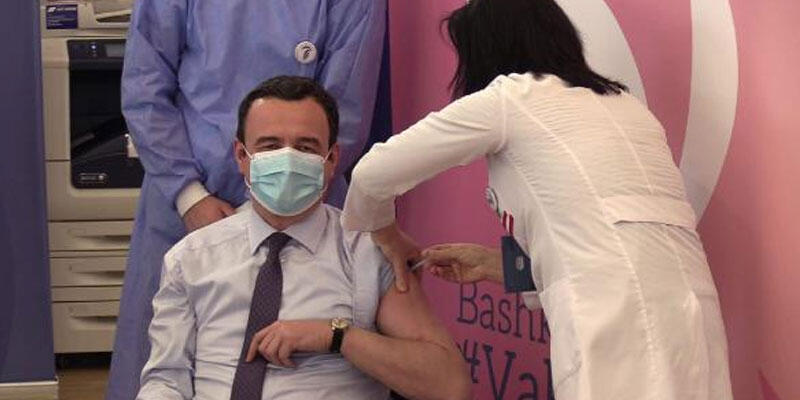 Kosova'da ilk Kovid-19 aşısı Başbakan Kurti'ye uygulandı