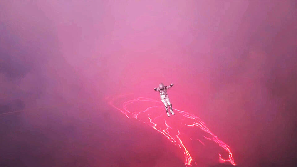 Lavların üzerinden yürüdü