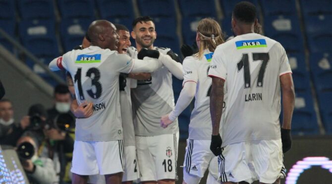 Lider Beşiktaş, Başakşehir’i devirdi! 5 gollü çılgın maç: 2-3