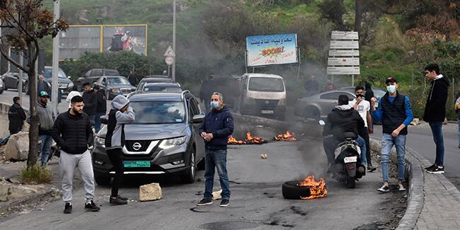Lübnan'da kriz! Göstericiler yolları trafiğe kapattı
