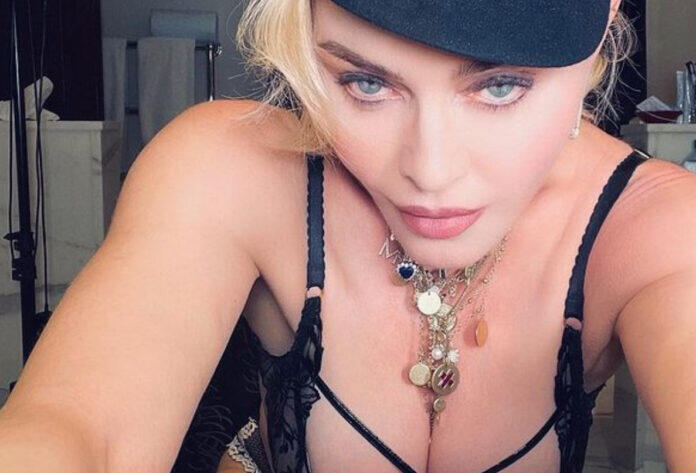 Madonna pozlarıyla sosyal medyayı salladı