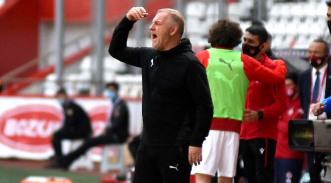 Mesut Bakkal: Süper Lig seviyesinde bireysel hatalar yaparsanız…