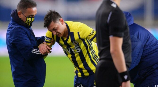 Mesut Özil’den sakatlığı ile ilgili açıklama! Sahalara ne zaman dönecek?