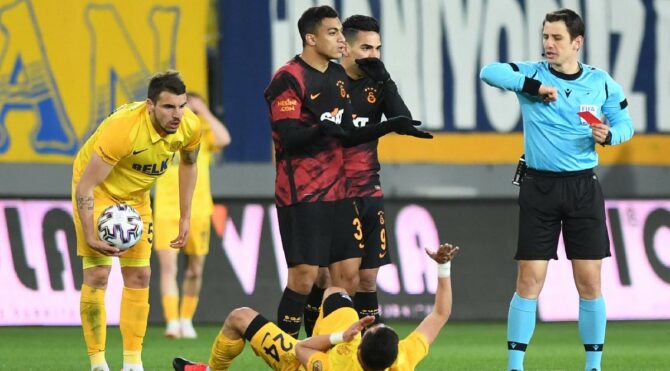 Mostafa Mohamed’e şok kırmızı kart! Dirseğin ardından atıldı…