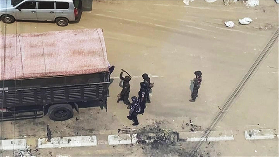 Myanmar'da askerler göstericileri döve döve gözaltına alıyor