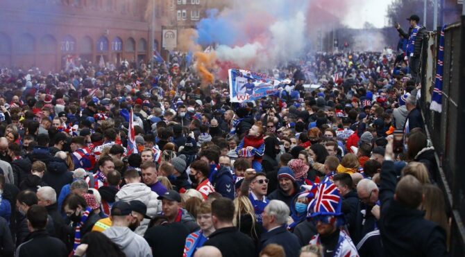 Rangers’ın şampiyonluk kutlamasında corona unutuldu