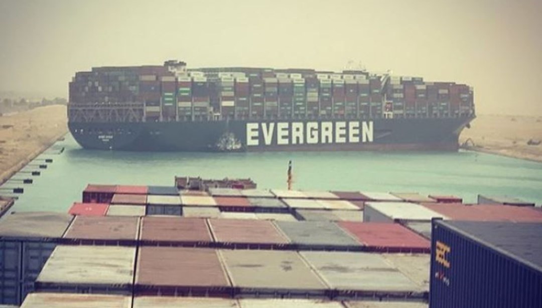 Süveyş Kanalı'nda devasa gemi karaya oturdu, kanal geçisi trafiğe kapandı