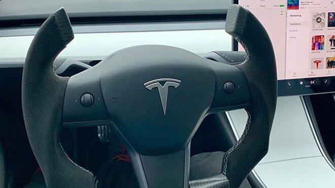 Tesla yeni direksiyonlarla tüm dikkatleri üzerine çekiyor