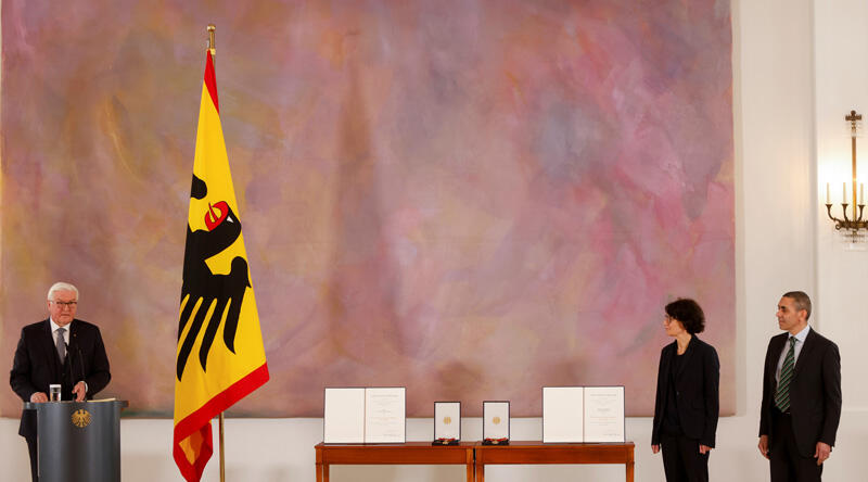 Türk bilim insanlarına büyük onur: Almanya'dan Özlem Türeci ve Uğur Şahin'e liyakat nişanı