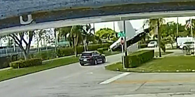 Uçak otomobilin üzerine düştü: 2 ölü, 2 yaralı