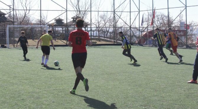 Vatandaş halı sahalara akın etti: ’15 dakikada yere seriliyorlar’