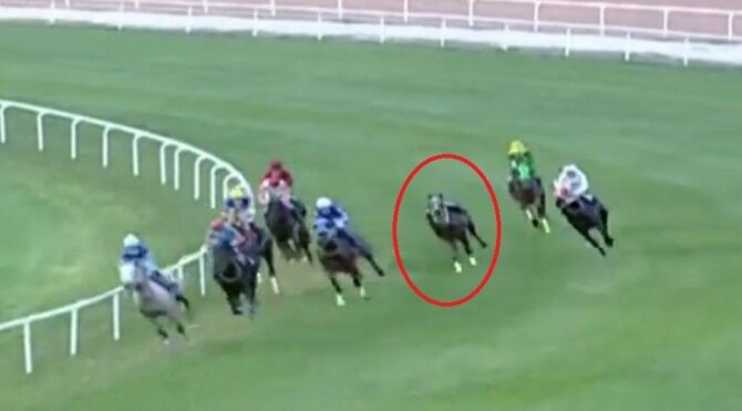 Adana’daki at yarışında jokey Samet Erkuş kaza geçirdi