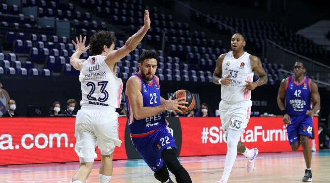 Anadolu Efes son çeyrekte fırsat tepti! Real Madrid seriyi 2-1’e getirdi…