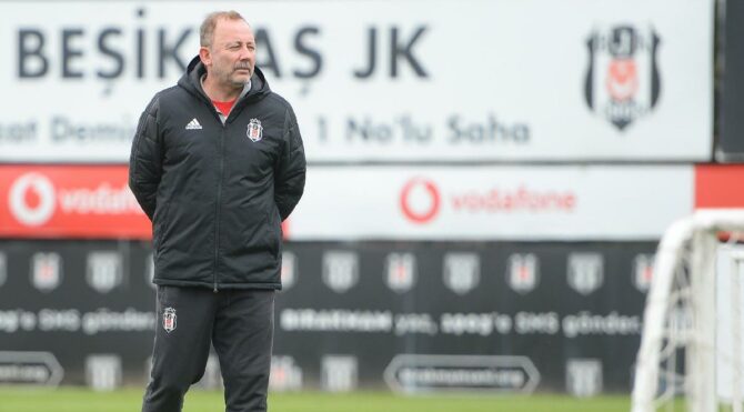 Beşiktaş Teknik Direktörü Sergen Yalçın taktik değiştirecek