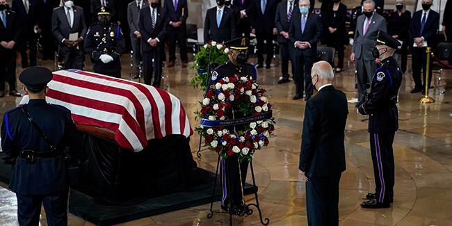 Biden, Kongre'ye saldırıda yaşamını yitiren polisin naaşını ziyaret etti