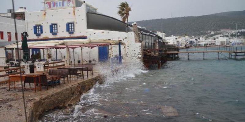 Bodrum'da 'fırtına' günlük yaşamı olumsuz etkiledi