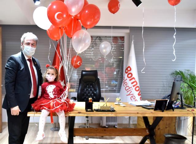 Depremin sembollerinden Ayda, makam koltuğunda
