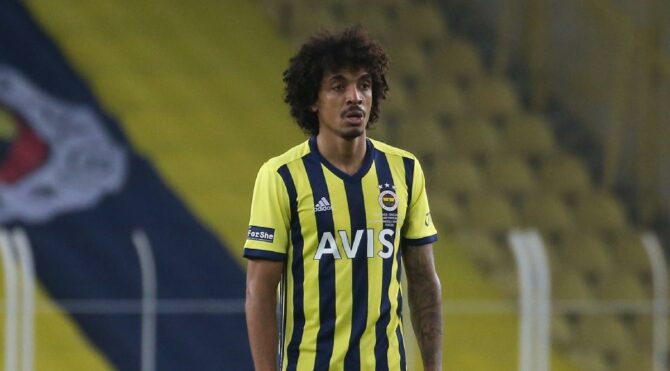 Emre Belözoğlu, Luiz Gustavo’yu kenara çekti