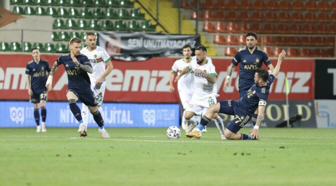 Fenerbahçe’ye Alanya çelmesi… Direkler, VAR kararları, kırmızı kart
