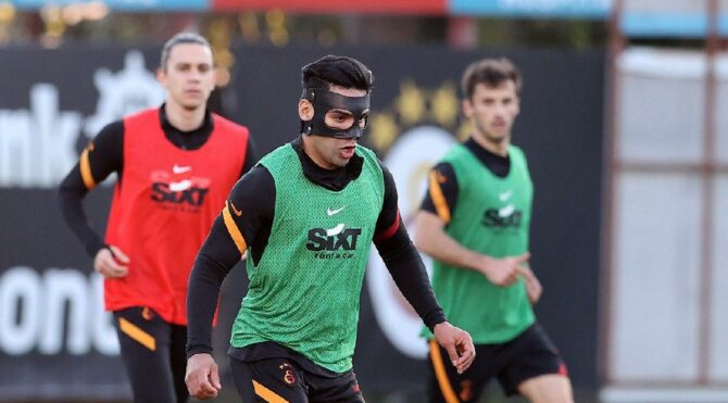 Galatasaray’da Falcao özel maskeyle çalıştı
