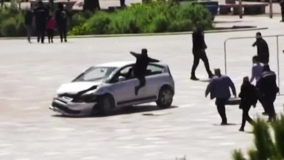 Hareket halindeki aracın camından içeri atladı