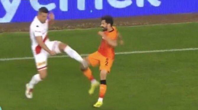 İlk yarıda kırmızı kart tepkisi gören Podolski ikinci yarıda atıldı