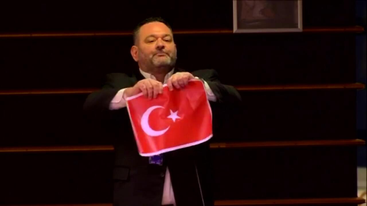 Irkçı Yunan vekil artık kaçak!
