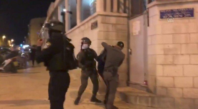 İsrail polisi gençlere saldırdı