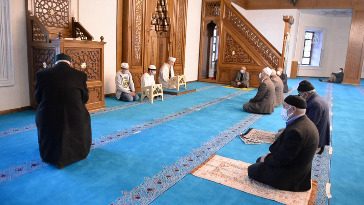 KKTC Başbakanı: Yasa değişecek, kurslar devam edecek