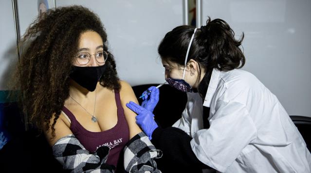 Korona korkusu bunu da yaptırdı! Bir ülke aşıya teşvik için gençlere 100 dolar dağıtmaya başladı