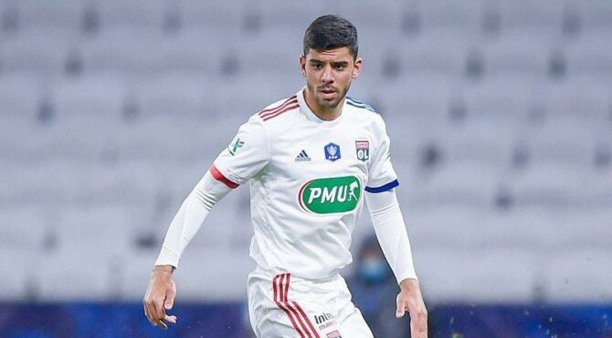 Lyon’da oynayan ilk Türk futbolcu oldu
