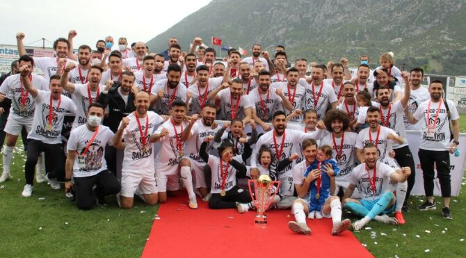 Manisa FK şampiyonluk kupasını kaldırdı… 6 gollü maç