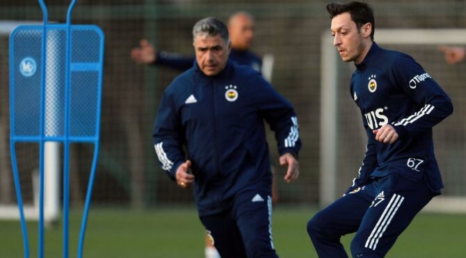 Mesut Özil’den Sinan Gümüş’e: ‘Pardon kardeşim’