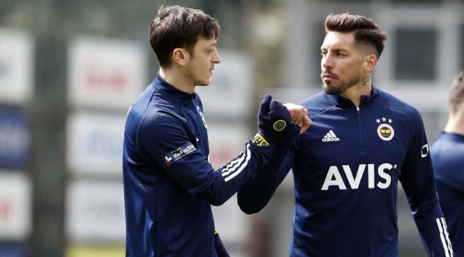 Mesut Özil haftalar sonra takımla birlikte
