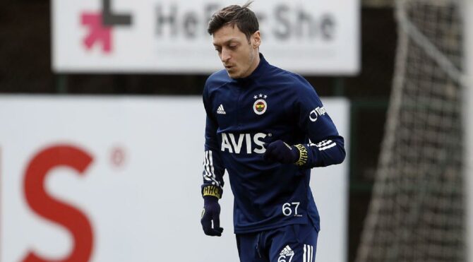 Mesut Özil özel kramponuyla dönüyor