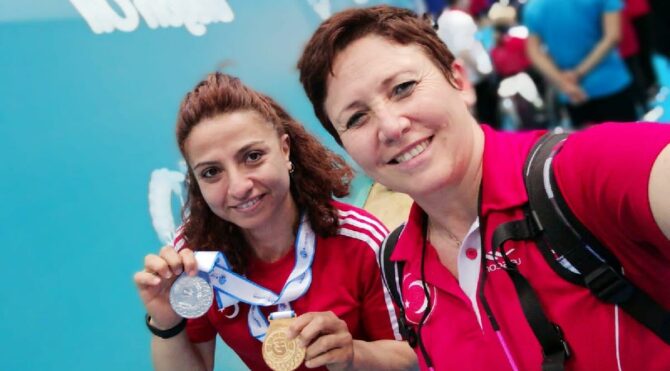 Milli sporcu Emine Seçkin’den Para Badminton Turnuvası’nda 2 madalya