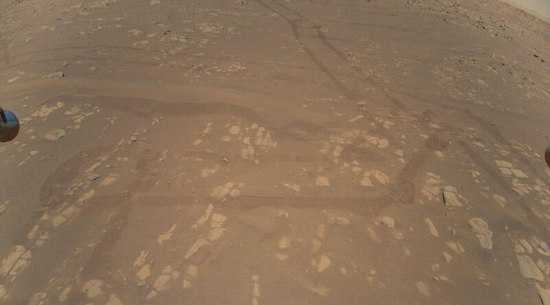 NASA'nın Mars'a indirdiği mini helikopter ilk fotoğrafını gönderdi
