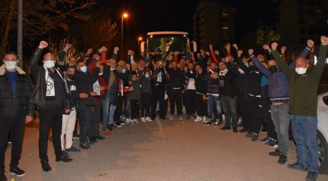 Şampiyon Manisa FK’ye coşkulu karşılama… Pandemi kuralları hiçe sayıldı