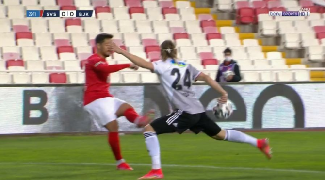 Sivasspor-Beşiktaş maçında penaltı tartışması!