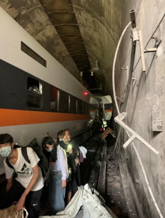 Tayvan'da feci kaza! Yolcu treni raydan çıktı