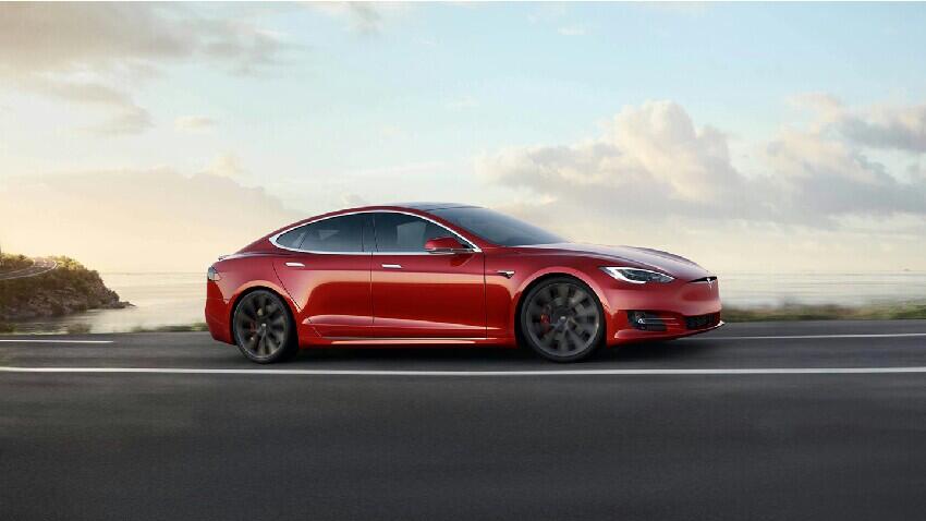 Tesla otomobillerden kazanmadığı kadar çok kazanıyor