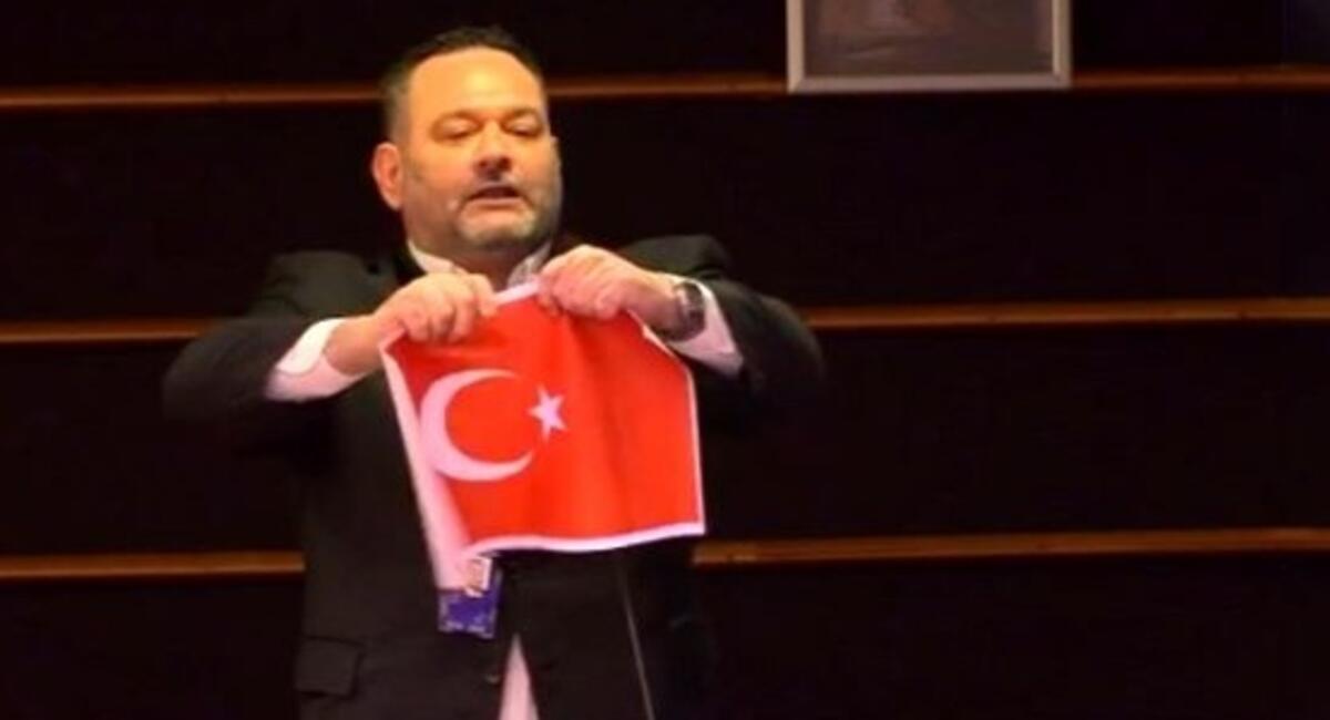 Türk bayrağını yırtmasıyla gündeme gelen ırkçı Yunan vekil Lagos'un dokunulmazlığı AP'de kaldırıldı