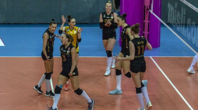 VakıfBank, Sultanlar Ligi’nde finalde