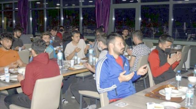Yasak masak dinlemediler! Vakaların patladığı Çorum'da müftü 200 öğrenciye iftar yemeği verdi