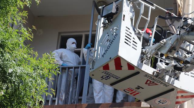 200 kiloluk koronalı hasta, balkon demirleri kesilerek evden çıkarıldı