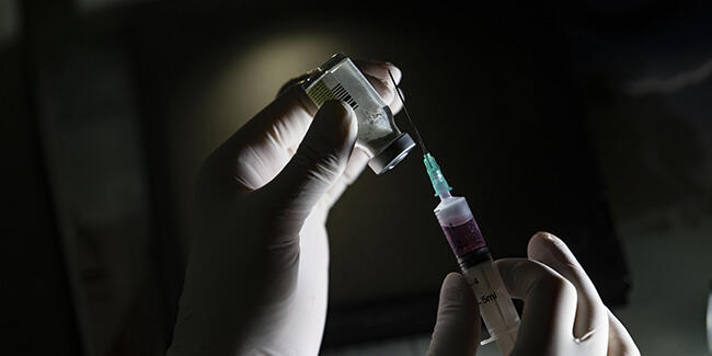 AB'den BioNTech-Pfizer ile 1,8 milyar dozluk aşı sözleşmesine onay