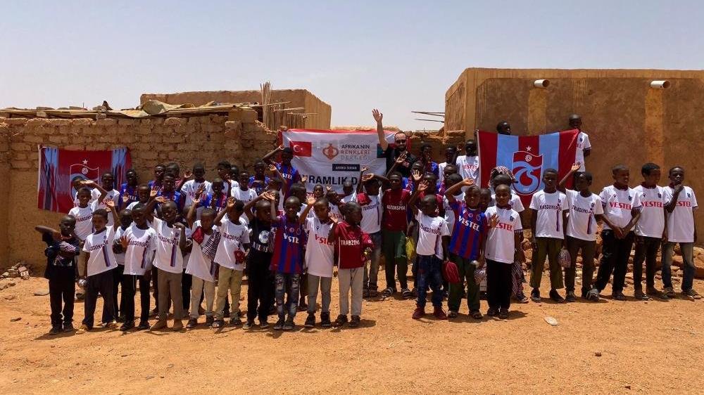 Trabzonspor taraftarından Sudanlı çocuklara 61 forma