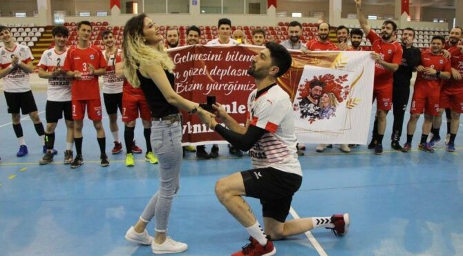 Amasya’da maç öncesi Mehmet Keskin’den evlenme teklifi
