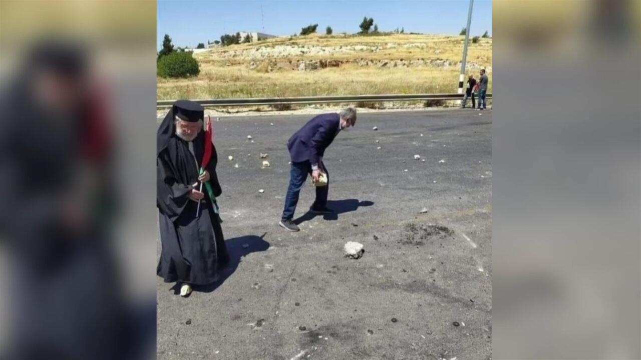 Başpiskopos İsrail güçlerine Filistin bayrağıyla direndi