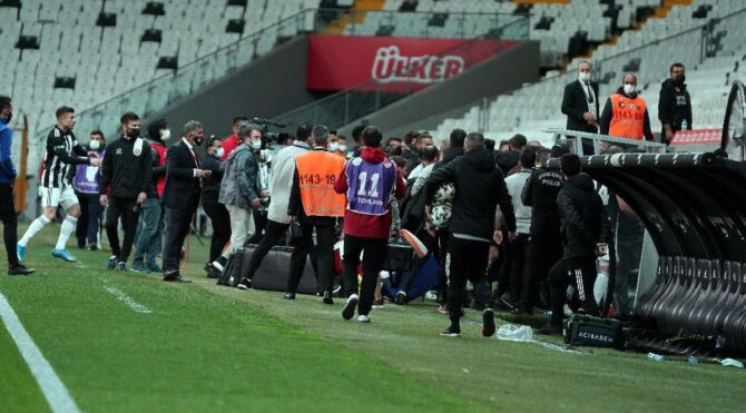 Beşiktaş’ta maç bitti, saha kenarı karıştı